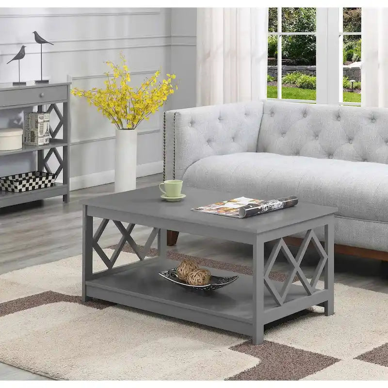 Table basse à deux niveaux avec découpes en losange, coloris noir/blanc/gris et étagère inférieure