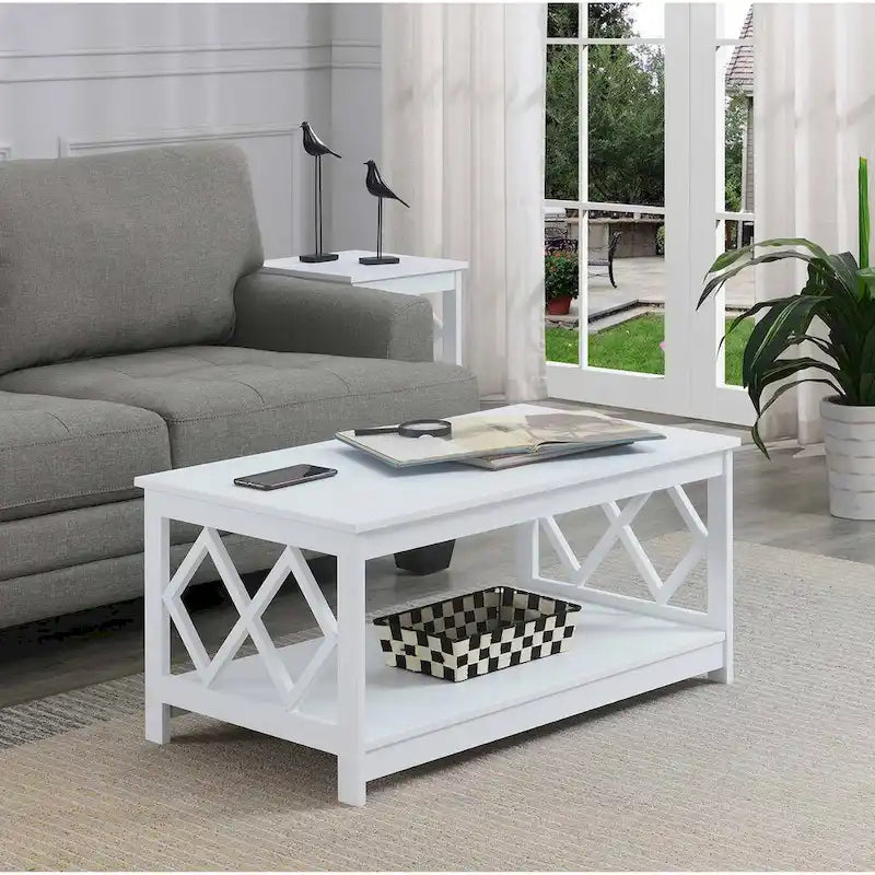 Table basse à deux niveaux avec découpes en losange, coloris noir/blanc/gris et étagère inférieure
