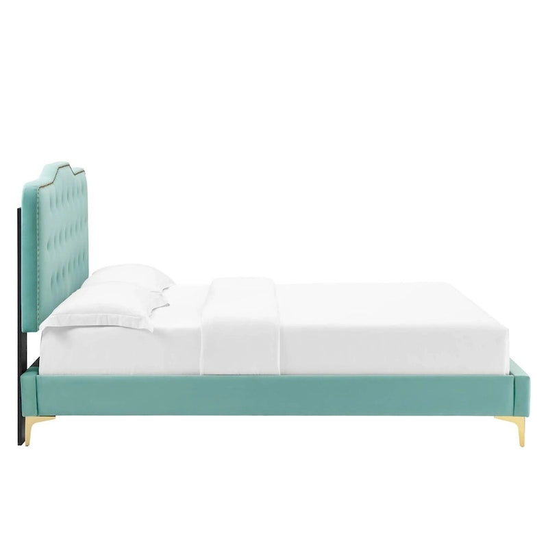 Lit plateforme simple en velours de performance touffeté ambre